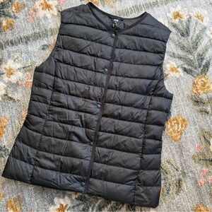UNIQLO Women's Gray Down Puffer Vest Size Medium Button Closure Lightweight